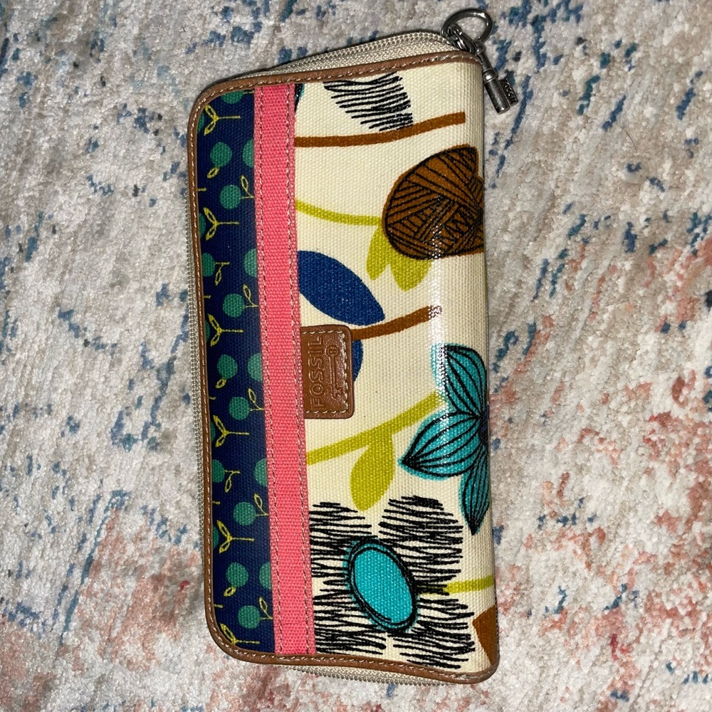 Wallets sold separately - Picture 6 of 8